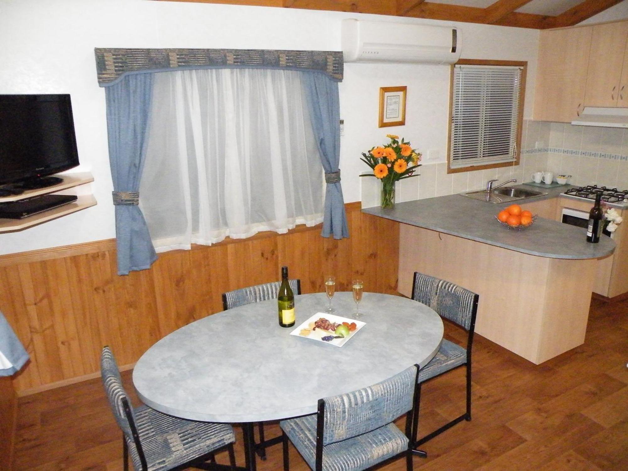 Lake Hamilton Motor Village And Caravan Park Room photo