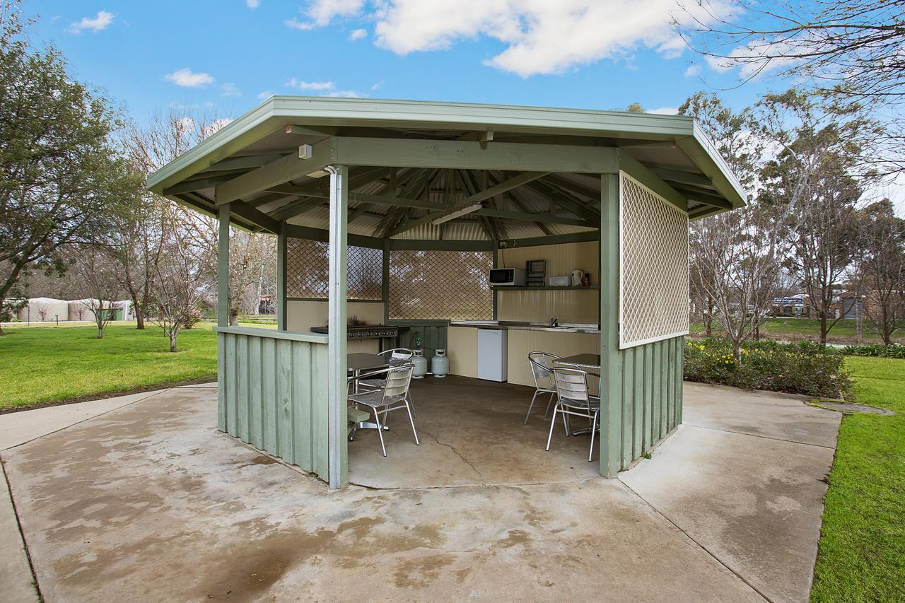 Lake Hamilton Motor Village And Caravan Park Exterior photo